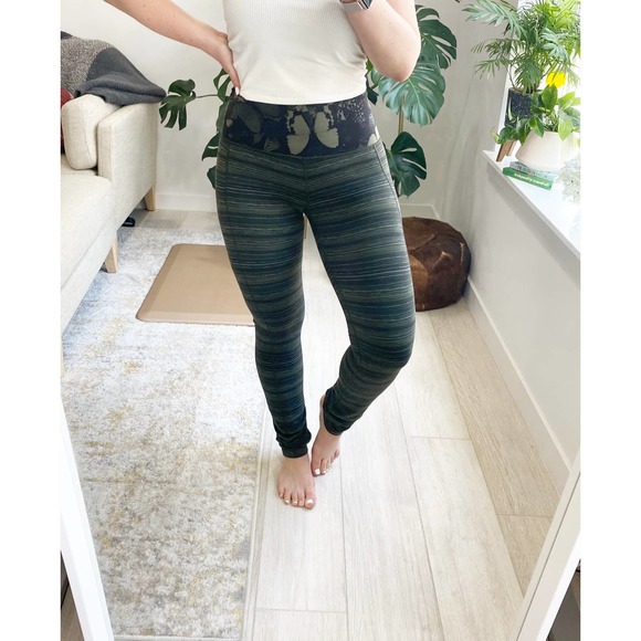 Lululemon Skinny Groove Pants Butterfly Print Sz 8 - Picture 1 of 4
